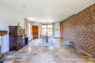 Aan de rand van het <strong>rustige ‘stiltegebied’ in Stekene</strong> ligt dit charmante landhuis, omgeven door een <strong>groene en bosrijke omgeving</strong>. De woning combineert de rust van het buitengebied met een goede bereikbaarheid naar Antwerpen en Gent via de nabijgelegen expresweg.<br /><br />Bij binnenkomst kom je in een ruime inkomhal met gastentoilet. De gelijkvloerse verdieping beschikt over een <strong>ruime leefruimte van 40 m²</strong>, die dankzij de grote ramen veel natuurlijk licht binnenkrijgt. Aansluitend is er een aparte keuken en een lichtrijke veranda, die een aangename verbinding vormt met de tuin.<br /><br />Verder zijn er <strong>drie ruime slaapkamers</strong>, elk met voldoende plaats voor een bed, kasten en een persoonlijke inrichting. De <strong>vernieuwde badkamer</strong> is voorzien van een ligbad en dubbele lavabo.<br />Extra bergruimte is er in de <strong>grote opbergzolder</strong>. Op kelderniveau (-1) beschikt de woning over een <strong>ruime garage, een kelderruimte en een aparte proviandkamer</strong>.<br /><br />De volledig afgesloten tuin biedt veel privacy en is ideaal om in alle rust van het buitenleven te genieten. Het zonnige terras van 15 m² is geschikt om buiten te eten of te ontspannen. Daarnaast is er een tuinhuis voor het opbergen van tuinmateriaal.<br /><br />Huurprijs: <strong>1.300 EUR/maand + 100 EUR/maand</strong> voor een jaarlijkse grote snoeibeurt van hagen en struiken.<br /><br /><strong>Beschikbaar vanaf 01/01/2027.</strong><br /><br />Voor meer info of een bezoek: 03/502.98.74 of hugo@claves.be