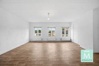 <p><span>Op te frissen 2-slaapkamerappartement op strategische ligging!</span></p><p><span>Dit lichtrijk appartement is gelegen op de tweede verdieping van een kleinschalig gebouw, nabij het centrum en Ring van Lier. Scholen, winkels, openbaar vervoer...op wandelafstand!</span></p><p><span>Via de centrale inkomhal betreden we de aangename leefruimte met aansluitend de keuken. De badkamer is uitgerust met douche, lavabo en toilet. </span></p><p><span>Dit appartement telt twee volwaardige slaapkamers (met ingemaakte kasten) waarvan één slaapkamer met zuidgericht balkon. De zolder kan perfect gebruikt worden als extra stockageruimte. </span></p><p><span>Het appartement heeft een gunstig EPC-label, wat garant staat voor een energiezuinige woonst en lagere energiekosten! </span></p><p><span>Wat dit appartement nog interessanter maakt, is dat er geen syndicus is en dus ook de zeer lage gemeenschappelijke kosten! </span></p><p><span>Kortom, met een beperkt opfrissingsbudget kan dit appartement omgevormd worden tot een zeer comfortabel en hedendaags appartement, ideaal voor eigen bewoning of als investering! </span></p><p><span>Benieuwd? Wacht dan zeker niet te lang en contacteer ons (bel 015/20.20.82 of info@demakelaardij.be)</span></p><p><span> </span></p>