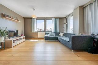 Dit prachtige ruim hoekappartement op de tweede verdieping biedt een uitzonderlijk gevoel van licht en ruimte dankzij de vele ramen en de...