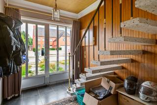 Op een goede locatie nabij het centrum van Berlaar bevindt zich deze halfopen woning met 3 slaapkamers, garage en tuin.<br /><br />We betreden de woning via de inkomhal. Via de gang bereiken we de ruime living, gevolgd door de eetkamer en de keuken, voorzien van de voornaamste toestellen. Aansluitend bevindt zich de badkamer, uitgerust met een bad, wc en lavabomeubel. Vanuit de keuken heeft u toegang tot het terras en de tuin. Via de nachthal op de eerste verdieping heeft u toegang tot drie slaapkamers. De garage biedt extra comfort en kan tevens gebruikt worden als bijkomende opslagruimte.<br /><br />Dit is een uitstekende opportuniteit als u op zoek bent naar een halfopen woning met 3 slaapkamers, garage en tuin op een goede locatie te Berlaar. Contacteer ons voor meer informatie op 0487 32 91 87 of neem een kijkje op www.boonstravastgoed.be.<br />U bent verplicht om deze woning binnen de 6 jaar na aankoop grondig energetisch te renoveren tot minimum EPC-label D.<br /><br />Bijzonderheden:<br />- Halfopen woning<br />- 3 slaapkamers<br />- Garage