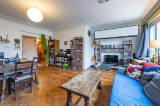 <p><span>Karaktervol, lichtrijk appartement met 2 slaapkamers en terras, gunstig gelegen nabij het Te Boelaerpark, winkels en invalswegen.</span></p><p><span>Het appartement bevindt zich in klein, verzorgd gebouw.</span></p><p><span>Indeling:</span></p><p><span>We bereiken de tweede verdieping met de trap: inkomhal, ruime living op parket (ca. 34 m²) met veel lichtinval, aansluitend de geïnstalleerde keuken met aansluiting wasmachine en toegang tot het overdekt terrasje, 2 ruime slaapkamers (ca. 13 m² en 11 m²), badkamer met ligbad en toilet. Bij het appartement horen tevens twee privatieve kelders.</span></p><p><span>Extra info:</span></p><p><span>- gunstig EPC (Energielabel B)</span></p><p><span>- nieuwe ramen (2025)</span></p><p><span>- nieuwe condenserende ketel (2025)</span></p><p><span>- dak voldoet reeds aan de energiedoelstelling</span></p><p><span> </span></p>