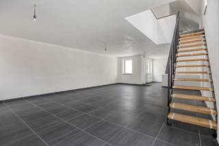 <p>Bij het betreden van de woning komt u binnen in de inkomhal, hier is er een apart toilet, via de zwarte metalen deur met glaspartij gaan we door naar de extreem grote leefruimte, helemaal achteraan deze ruimte zijn de voorzieningen van de keuken al geplaatst, de keuken dient door de koper zelf nog geplaatst te worden.</p>
<p>Achteraan de leefruimte is er nog een zeer grote polyvalente ruimte, dit kan mogelijk dienen als kantoor of 2<sup>de</sup> leefruimte. Verder is er een technische ruimte die tevens kan dienen als berging. Hier bevinden zich de aansluitingen voor de vloerverwarming, die zowel kan verwarmen als koelen (warmtepomp), de warmtepompboiler en de pomp van de regenwaterput. Deze ruimte is langs buiten in de tuin ook een ingang voorzien naar deze polyvalente ruimte, alsook is er een buitendeur van de keuken naar het terras.<br />Via de trap in de leefruimte gaan we naar de eerste verdieping, hier zijn er 3 slaapkamers aanwezig, een berging, een badkamer en nog een zeer grote ruimte wat kan dienen als bureauruimte / hobby kamer of extra slaapkamers. Ook is er een beperkte zolderberging aanwezig, bereikbaar via een uitschuifbare trap. Achteraan de woning bevindt zich een gezellig tuintje met een verhard terras. Aansluitend is er de mogelijkheid om een wagen te parkeren, al de aansluitingen voor een elektrische laadpaal zijn voorzien. In de kelder is bovendien een praktische kelderberging aanwezig.</p>
<p><br />✅ Extreem gunstig EPC met A+ label.<br />✅ Voldoende zonnepanelen.<br />✅ Driedubbele beglazing.<br />✅ Regenwaterput van 7.500 liter, aangesloten op toiletten en buitenkraan.<br />✅ Alle keuringen zijn conform.<br />✅ Keuken aan 6% btw.<br /><br />En het grootste voordeel van allemaal: deze woning wordt te koop aangeboden onder registratierechten, niet onder btw!<br />Aarzel niet en contacteer ons vandaag nog voor een bezichtiging op het nummer 0499/30.87.87 of via info@immo-bosmans.be</p>