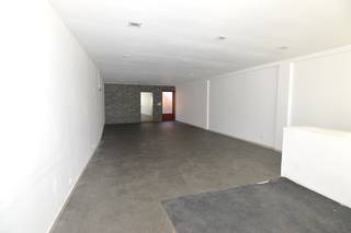 Gelegen in het commercieel centrum van Mechelen.handelspand: ong 70 m²De winkelruimte is 11m op 5 mDe bergruimte/ toilet 4 m op 3mIndeling:...