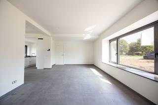 Helemaal vernieuwd, energiezuinig en omringd door groen. Deze woning in Stabroek biedt hedendaags comfort met als extra troef een open uitzicht over de velden. Veel licht, rust en ruimte rondom zorgen hier voor een aangename woonomgeving.<br /><br />Via de ruime inkomhal kom je binnen in de open leefruimte. De vele raampartijen halen het daglicht volop naar binnen en zorgen voor een mooi contact met de omgeving. Ook vanuit de keuken kijk je rechtstreeks uit op de tuin en de velden. <br /><br />Alles wat je dagelijks nodig hebt, bevindt zich bovendien op het gelijkvloers. De woning telt drie slaapkamers en een moderne badkamer met inloopdouche en twee lavabo’s. Er zijn twee aparte toiletten, een praktische technische berging met plaats voor wasmachine en droogkast en achteraan een tweede inkom.<br /><br />Ook energetisch is de woning helemaal klaar voor vandaag. Een warmtepomp met vloerverwarming, ventilatiesysteem en EPC-label A zorgen voor energiezuinig en comfortabel wonen. <br /><br />Nog meer ruimte nodig? Er is een garage voor fietsen en ander materiaal en boven vind je een opbergzolder. <br /><br />Je woont hier rustig, maar zeker niet afgelegen. Het centrum van Stabroek, de haven en de autosnelweg zijn vlot bereikbaar, waardoor je snel richting Antwerpen of de omliggende gemeenten vertrekt.<br /><br />Een volledig gerenoveerde woning met veel ruimte binnen en vooral veel ademruimte buiten. Kom gerust eens kijken.<br />Contacteer Neon Vastgoed voor meer informatie of een bezoek ter plaatse op 03/336.88.88 of via info@neonvastgoed.be