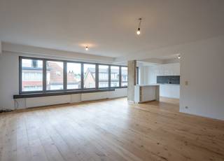 <p><span>In de gemeente Grimbergen, gekend als de Parel van Brabant, vinden we dit bijzonder ruim appartement in deze kleine residentie van slechts 3 appartementen (geen syndic kosten).</span></p>
<p><span>De bijzonder gunstige ligging in de rustige, groene gordel rond Brussel vormt een enorme troef. Deze residentiële ligging met vlotte verbindingen naar alle verbindingswegen, openbaar vervoer, scholen, winkels en ontspanning resulteren in een optimale mobiliteitsscore van 8,5/10.<br />In de omgeving zijn er prachtige wandel- en fietsroutes, het natuurgebied de Maalbeekvallei, Domein 3 fonteinen, sport- en cultuurcentra,...<br /><br />Door de goede ligging met uitstekende verbinding met invalswegen, winkels, scholen etc… en de lage lasten is dit ook interessant als investering. <br /></span></p>
<p><span>Het appartement is gelegen in het centrum van Grimbergen, nabij handelsaars, scholen, invalswegen, openbaar vervoer en het Prinsenbos. <br /><br /></span></p>