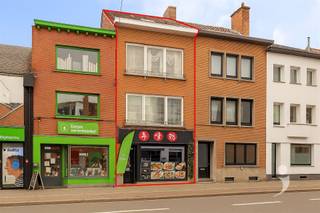 <p><span> </span></p><p><span>Op zoek naar een ruime gezinswoning op een toplocatie, of droomt u van een combinatie van wonen en werken? Boek dan snel uw bezoek!</span></p><p><span> </span></p><p><span>Deze karaktervolle handelswoning, gelegen aan het de Becker-Remyplein, biedt een unieke mix van ruimte, ligging en veel potentieel. Met vier volwaardige verdiepingen en een aangename stadstuin beschikt u over alle troeven om hier uw ideale thuis en/of werkplek ter realiseren.</span></p><p><span> </span></p><p><span>Het gelijkvloers omvat momenteel een handelsruimte met zitgedeelte, bar, keuken en toilet, uitgevend op de tuin. Deze ruimte leent zicht perfect tot herinrichting als lichtrijke leefruimte met open keuken, maar is evengoed geschikt voor horeca of een vrij beroep, zelfstandige,...</span></p><p><span> </span></p><p><span>Op de eerste verdieping bevinden zich twee toiletten, een douche en twee polyvalente ruimtes die ingericht kunnen worden naar keuze zoals bijvoorbeeld slaapkamers of burelen. De tweede verdieping biedt een ruime slaapkamer, keuken, badkamer en nog een extra ruimte. Op de derde verdieping vindt u nog twee volwaardige slaapkamers. Daarnaast beschikt de woning over een ruimte, betegelde kelder. </span></p><p><span> </span></p><p><span>Bovendien kan het handelsfonds van de huidige horecazaak mits meerprijs mee overgenomen worden, wat een interessante opportuniteit biedt voor wie meteen wil starten.</span></p><p><span> </span></p><p><span>Bent u op zoek naar een ruime woning in Leuven of een pand met veelzijdige invullingsmogelijkheden? Contacteer ons op 016 15 31 15 of info@immolivit.be</span></p><p><span> </span></p><p><span> </span></p>