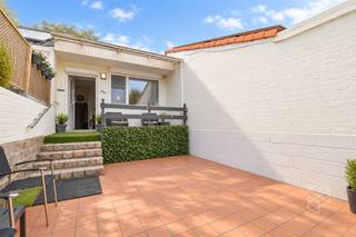 Charmante woning op topligging nabij zee <br /><br />Op een rustige en gegeerde locatie in de Duinenstraat te Oostende, op wandelafstand van strand en duinen. De ligging in Mariakerke/Raversijde combineert de rust van de kust met een vlotte bereikbaarheid naar het centrum van Oostende.<br />De woning beschikt over een lichtrijke leefruimte - slaapkamer, een functionele keuken en een badkamer. Dankzij de praktische indeling en het aangename wooncomfort is dit de ideale uitvalsbasis aan zee.<br /><br /><strong>Troeven:</strong><br />Topligging vlak bij zee en duinen<br />Lichtrijke leefruimte - slaapkamers<br />Rustige, residentiële buurt met vlotte bereikbaarheid<br /><br />Contacteer PERSPECTIEF VASTGOED – 7 op 7 bereikbaar – voor meer informatie of een bezoek.<br />Bel 050/550.750 of mail naar info@perspectiefvastgoed.be.