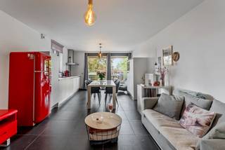 Dit instapklaar appartement uit 2012 heeft een uitstekende bereikbaarheid en dankzij de bewoonbare oppervlakte van 80 m² (bron EPC) en een ruim terras van 28 m² geniet je hier van alle comfort voor een aangename woonervaring.<br /><br />Wanneer je het appartement binnenkomt, word je verwelkomd in een gezellige inkomhal die toegang geeft tot de verschillende vertrekken. Vanuit de inkom stap je meteen de lichtrijke leefruimte binnen, waar de grote ramen zorgen voor een mooie lichtinval en een directe verbinding met het ruime terras van maar liefst 28 m². Aansluitend bevindt zich de ingerichte keuken, praktisch ingericht en voorzien van voldoende opbergruimte, ideaal om dagelijks te koken.<br />Verder in het appartement vind je twee comfortabele slaapkamers, waarvan de grootste perfect geschikt is als master bedroom en de tweede momenteel als dressing wordt gebruikt. De badkamer is uitgerust met een lavabo, ligbad en douche. Daarnaast is er een handige berging met aansluiting voor de wasmachine en extra plaats voor opslag.<br />Als kers op de taart geniet je van een prachtig aangelegde gemeenschappelijke tuin, waar je omringd wordt door groen en even helemaal tot rust kunt komen.<br />Een ruime parkeerplaats is bij aan te kopen.<br /><br />Buitengewone kenmerken:<br />- Bouwjaar 2012 <br />- Instapklaar<br />- 80 m² bewoonbare oppervlakte<br />- Groot terras van 28 m²<br />- 2 slaapkamers en 1 badkamer<br />- Gemeenschappelijke tuin