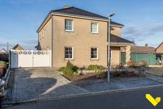 Deze ruime en instapklare villa, gelegen in een rustige straat met een uitstekende bereikbaarheid, biedt maar liefst 296 m² bewoonbare oppervlakte...