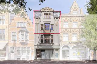 Karaktervol tweelaags appartement met 3 slaapkamers en terras van maar liefst 142m² bewoonbare oppervlakte. Dit uitzonderlijk en perfect onderhouden appartement onderging in 2019 een totale renovatie. Gelegen achter een prachtige, authentieke interbellumgevel, biedt deze woning een unieke thuisbasis met de Markt van Ieper als uw voortuin. <br /><br />Het appartement bestaat uit: <br />Verdiep +2: Inkomhal met apart toilet - Ruime woonkamer met open keuken voorzien van alle nodige comfort - Berging. <br /><br />Verdiep +3: Nachthal met apart toilet - Master Bedroom - 2 slaapkamers - Badkamer met dubbele lavabo en inloopdouche. <br /><br />Verdiep +4: Zolderruimte.<br /><br />ALGEMEEN: <br />- Unieke locatie in Ieper centrum <br />- Appartement achter authentieke interbellumgevel<br />- 3 ruime slaapkamers <br />- Gunstig EPC B-Label <br />- Centrale verwarming op aardgas <br />- Blanco elektrische keuring <br />- Kwalitatieve buitenruimte<br />- Kelderberging aanwezig<br /><br />Bestuursmaatregelen in het maatregelenregister: nee