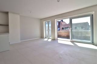 <p><span>Prachtig duplexappartement (100m²) met twee slaapkamers en twee zalige terrassen</span></p><p><span> </span></p><p><span> </span></p><p><span>Gelegen op de vierde en vijfde verdieping van een kleinschalige en volledige gerenoveerde residentie vinden we dit zalige appartement.</span></p><p><span> </span></p><p><span>Bestaande uit een inkomhal met apart gastentoilet, ruime en lichtrijke woonkamer met aansluitend de volledig geïnstalleerde keuken en een direct contact met de twee royale terrassen (10 & 15m²) waar je zon en schaduw kan combineren.</span></p><p><span> </span></p><p><span>Via de trap bereiken we het duplex verdiep, voorzien van twee ruime slaapkamers en de badkamer met wastafel en mooie inloopdouche.</span></p><p><span> </span></p><p><span>Het appartement en de gehele residentie werd volledig gerenoveerd en staat garant voor zorgeloos woongenot. </span></p><p><span> </span></p><p><span>Het appartement is tevens voorzien van een pakket zonnepanelen, zodat een lage energiefactuur gegarandeerd is!</span></p><p><span> </span></p><p><span> </span></p>