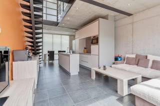 Er staat een bezoekmoment gepland op dinsdag 25/08. Plan uw bezoek in via onze website: www.woonkantoor.be . <br /><br />Duplex appartement te huur in een rustig, achtergelegen gebouw. Bewoonbare oppervlakte: 101m²<br />Indeling: living met open keuken (50m²), terras en privétuintje. Op de verdieping: nachthall, 2 slaapkamers, badkamer en aparte toilet. Dubbele overdekte staanplaats en ruime kelderberging inbegrepen. <br /><br />Beschikbaar vanaf 01/10/2026. <br />Voorschot op gemeenschappelijke kosten: 150 euro.