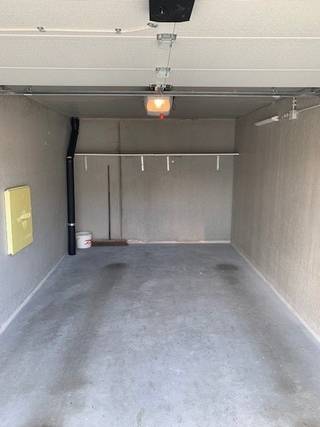 Deze ruime garagebox op het gelijkvloers (geen inrijbeperkingen) is heel gemakkelijk in te rijden.<br />Sleutel wordt gebruikt om hoofdpoort aan de Elisabethlaan te openen, de box zelf heeft een elektrische poort.<br />Binnenin de box is verlichting en elektriciteit voorzien.<br />Deze is verbonden aan een meter, het verbruik wordt jaarlijks aangerekend.<br />Afmetingen: 5 m 02 op 2 m 75.