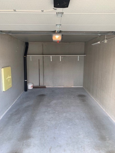 Mooie ruime garagebox met automatische poort, verlichting en elektriciteit - foto 3