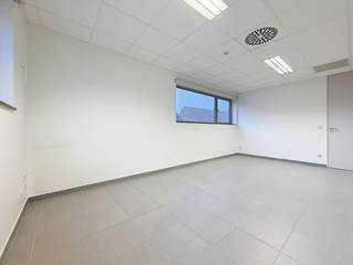 Op zoek naar een werkplek waar je meteen kan starten?Deze instapklare kantoorruimte op de 1ste verdieping heeft alles wat je nodig hebt om zorgeloos...