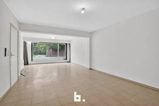 Dit appartement, gelegen in een kleinschalig gebouw met slechts 4 wooneenheden, combineert ruimte, licht en een centrale ligging. Op wandelafstand vindt u zowel winkels als het station, waardoor comfort en bereikbaarheid hand in hand gaan.<br /><br />Bij het binnenkomen leidt de inkomhal u naar het slaapgedeelte aan de rustige achterkant van het gebouw. Hier bevinden zich twee slaapkamers van gelijke grootte en de badkamer met ligbad en lavabomeubel. Daarnaast is er een apart toilet voorzien.<br /><br />Aan de linkerzijde van de inkomhal ontdekt u de ruime, lichtrijke leefruimte. De gesloten keuken sluit aan op de woonkamer en beschikt over een praktische aparte berging.<br /><br />Met een totale oppervlakte van ca. 99 m² biedt dit appartement een aangenaam wooncomfort. Bovendien werd het recent volledig geschilderd, waardoor het meteen klaar is voor een nieuwe bewoner.<br /><br />Troeven:<br />- Kleinschalig complex (4 appartementen)<br />- Centrale ligging, op wandelafstand van winkels en station<br />- 2 volwaardige slaapkamers<br />- Buitenruimte aanwezig<br />- Ruime, lichtrijke woonruimte<br />- Badkamer met ligbad en lavabomeubel<br />- Aparte berging en apart toilet<br />- Net volledig geschilderd<br />- Geen renovatieplicht<br /><br />Heeft u vragen of wenst u een bezoek?<br />Contacteer ons vandaag nog voor meer informatie of een afspraak!<br />0479 616 455 of julie@bricx.be