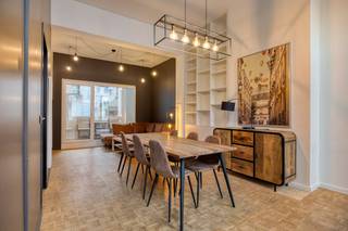 Instapklaar appartement te koop gelegen op de eerste verdieping van een kleinschalig gebouw. . Het appartement ligt op toplocatie aan de Sint-Jacobsmarkt in het bruisende hartje van Antwerpen. Dit appartement is perfect gelegen nabij de Universiteit Antwerpen en de nabijheid van openbaar vervoer en alle belangrijke invalswegen zorgen voor een vlotte bereikbaarheid. <br /><br />Indeling: <br />- open leefruimte met halfopen keuken <br />- berging met aansluiting voor wasmachine<br />- terras achteraan met zuidorïentatie <br />- badkamer met douche, lavabo en toilet<br />- slaapkamer aan de rustige achterzijde<br />- kelderberging<br /><br />Extra troeven: <br />- locatie <br />- EPC B <br />- uitstekende mobiscore: 9,5/10 <br />- terras <br /><br />Dit appartement te koop wordt aangeboden voor een prijs van 289.000 euro. <br /><br />Bent u geïnteresseerd in een appartement of woning te koop in Antwerpen? Aarzel dan niet om ons te contacteren. <br />Had u graag uw eigen eigendom te koop aangeboden contacteer ons dan voor een vrijblijvende schatting, telefonisch op het nummer 03/206.76.76 of per mail naar antwerpen@dewaele.com. <br /><br />Ook voor alle andere vragen omtrent vastgoed kan u steeds bij ons kantoor te Antwerpen terecht!<br /><br />Bestuursmaatregelen in het maatregelenregister: nee