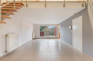 Ruimte, Comfort en een Toplocatie: Welkom in dit prachtig duplex-appartement in Genk!Op een zucht van het levendige centrum van Genk, vinden we dit verrassend ruime duplex-appartement. Gebouwd in 2006 en de afgelopen jaren met zorg opgefrist, is dit een eigendom waar je direct kunt intrekken en genieten.Indeling en beleving: Bij binnenkomst via de inkomhal (voorzien van een gastentoilet) valt meteen de logische indeling op. De leefruimte is een lichtrijk geheel waar de woonkamer naadloos overgaat in de keuken. Dankzij de twee terrassen geniet je op elk moment van de dag van een streepje zon of een frisse neus. Uniek aan dit appartement is de slaapkamer op de woonverdieping, wat extra flexibiliteit biedt voor wie gelijkvloers wil slapen of een ruim thuiskantoor zoekt. De praktische berging naast de keuken zorgt voor extra stockageruimte.Via de trap bereiken we de bovenverdieping, waar de nachthal toegang geeft tot nog eens twee volwaardige slaapkamers en de badkamer. Dit maakt het appartement uitermate geschikt voor gezinnen of mensen die houden van logeerkamers en hobbyruimtes.Extra troeven:Garagebox &amp; berging: Geen parkeerzorgen in de stad; je wagen staat veilig in de bijbehorende garagebox.Instapklaar: De lichte opfriswerken van de laatste jaren zorgen voor een frisse, moderne uitstraling.Locatie: Alles wat Genk te bieden heeft — winkels, restaurants en cultuur — bevindt zich op korte wandelafstand.Kortom, een buitenkans voor wie op zoek is naar ruimte zonder in te boeten op de voordelen van het stadsleven.Bestuursmaatregelen in het maatregelenregister: nee