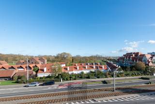 Recent duplex-appartement op de 3e verdieping in de residentie Villa Crombez gelegen aan de rand van de Simli-wijk en vlakbij de wandelpromenade en havengeul te Nieuwpoort-Bad. Indeling: Inkom, apart toilet met wastafel, aparte berging, woonkamer met open keuken, terras uitgevend op de Albert-I-Laan, de bovenverdieping omvat de badkamer met wastafel en ligbad met douche, aparte slaapkamer en slaaphoek. EPC: 103 kWh/m².  Vraagprijs: 259000€