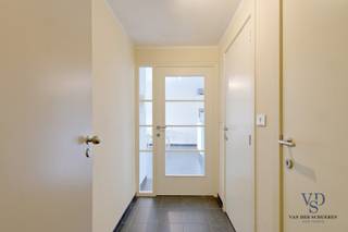 Dit tijdloze appartement beschikt over een aangename en ruime leefruimte die uitgeeft op een aanpalend terras, ideaal om te genieten van wat buitenruimte. Aansluitend bevindt zich de functionele keuken. Verder zijn er twee slaapkamers, een badkamer, een apart toilet en een praktische berging met o.a. aansluitingen voor wasmachine en droogkast.<br /><br />Daarnaast is het appartement voorzien van een ondergrondse autostaanplaats en een privatieve kelderberging, wat zorgt voor extra comfort en opbergruimte. <br /><br />Het appartement is gunstig gelegen in een rustige straat, op korte afstand van een retailpark en het centrum van Oudenaarde, waardoor alle nodige voorzieningen vlot bereikbaar zijn.<br />Eveneens interessant als investering.
