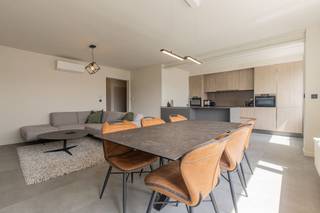 <p><span>GERENOVEERD EN RUIM APPARTEMENT MET 2 SLAAPKAMERS, GARAGE EN TERRAS.</span></p><p><span>2de verdieping in een kleinschalige residentie in het centrum van Ruisbroek.</span></p><p><span>Scholen, lokale winkels, station, ... zijn bereikbaar binnen wandel- of fietsafstand.</span></p><p><span>De nabijheid van de N16 en A12 verzekert een vlotte bereikbaarheid.</span></p><p><span> </span></p><p><span>Inkomhal / lichtrijke leefruimte (30 m²) met eetplaats en salon (warmtepomp lucht-lucht) / vernieuwde super-ingerichte keuken met inductie kookplaat, vaatwasser en microgolf /oven / 2 slaapkamers (17m²; 12m²) waarvan de grootste kamer is uitgerust met warmtepomp lucht-lucht (airco) / badkamer met bad en douchemogelijkheid en wastafel / wc/ terras langs achtergevel waarvan de balustrade nog geplaatst wordt (9m²).</span></p><p><span> </span></p><p><span>Ruime garage en berging op gelijkvloers. </span></p><p><span>Het appartement biedt ook mogelijkheden voor investeerders op zoek naar vlot verhuurbaar vastgoed. </span></p><p><span> </span></p>