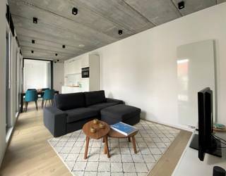 <p>Prachtig appartement van ca 58 m² in de rustige Bervoetstraat. Een super centrale locatie, vlakbij de Oudaan en ideaal gelegen tussen het bruisende Zuid en de leuke shoppingbuurt van Antwerpen. Ook op vlak van bereikbaarheid zit u hier perfect met de oprit van de Ring en openbaar vervoer in de nabijheid.<br /><br />Het appartement is uiterst modern afgewerkt met oog voor elk detail. Een lichte parket werd volledig doorgetrokken en creëert een warme sfeer. De driedubbele beglazing in de ramen garandeert de stilte in het appartement. De leefruimte heeft een aangename lichtinval dankzij de verscheidene grote raampartijen. De moderne open keuken is uitgerust met alle nodige toestellen: koelkast, diepvriezer, vaatwasser, oven en kookvuur.<br /><br />Een grote troef van het appartement is het overdekte terras van ca 4 m².<br /><br />De slaapkamer is aangenaam ruim. Deze kan gebruikmaken van de badkamer afgewerkt met keramische marmertegels en voorzien van regendouche, stijlvol lavabomeubel en toilet.<br /><br />Praktische berging met aansluitingen voor wasmachine en droogkast.<br /><br />Gemeenschappelijke lasten: 25 Euro per maand.<br />Alle nutsvoorzieningen (gas, water en elektriciteit) zijn privé op te nemen door de huurder.<br /><br />Beschikbaar vanaf 1 augustus 2026.</p>