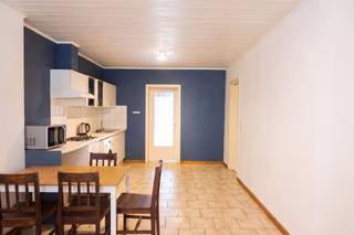 <p><span>GENT - Korenbloemstraat - Ben je op zoek naar een tof gelijkvloers appartement met tuin te huur op een toplocatie in Gent? Lees dan snel even verder.</span></p><p><span> </span></p><p><span>De voornaamste troeven:</span></p><ul><li><span>Kleinschalige residentie</span></li><li><span>Vlotte bereikbaarheid naar voornaamste in- en uitvalswegen</span></li><li><span>Aangename buitenruimte</span></li><li><span>Geen gemeenschappelijke kosten</span></li></ul><p><span> </span></p><p><span>Indeling: </span></p><p><span>Lichtrijke leefruimte met open keuken (kookplaat, dampkap, incl. aansluiting vaatwasmachine), berging, slaapkamer, badkamer uitgerust met douche, lavabo en toilet.</span></p><p><span>Aangename zonnige tuin aansluitend op de slaapkamer.</span></p><p><span> </span></p><p><span>Belangrijke informatie:</span></p><p><span>Beschikbaar vanaf: 01/11/2026. Mogelijkheid 01/10/2026 in samenspraak. Domicilie verplicht.</span></p><p><span>Energiezuinig: B-label, 177 kWh/(m² jaar). </span></p><p><span> </span></p><p><span>Interesse in dit leuke appartement? Vraag dan snel jouw bezoek aan via onze website www.axellenaerts.be!</span></p>