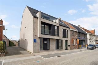 <p><span>Ruim en instapklaar gelijkvloers appartement in het hart van Vichte</span></p><p><span>In het centrum van Vichte bevindt zich dit recent en bijzonder ruim gelijkvloers appartement met een bewoonbare oppervlakte van maar liefst 144 m². Een eigendom die comfort, ruimte en een centrale ligging op een harmonieuze manier combineert.</span></p><p><span>Bij het binnenkomen valt meteen de aangename indeling en het gevoel van openheid op. De lichtrijke leefruimte sluit naadloos aan op de volledig ingerichte keuken, wat zorgt voor een praktische en gezellige woonbeleving.</span></p><p><span>Het appartement beschikt over drie volwaardige slaapkamers en maar liefst twee douchekamers, wat het bijzonder geschikt maakt voor gezinnen, koppels die ruimte wensen of wie comfortabel gelijkvloers wil wonen zonder in te boeten aan plaats.</span></p><p><span>Dankzij de recente afwerking en het instapklare karakter kan u hier zonder zorgen intrekken. Alles is aanwezig om meteen te genieten van een hedendaags en praktisch wooncomfort.</span></p><p><span>Gelegen in het centrum van Vichte, met winkels, openbaar vervoer en alle voorzieningen op wandelafstand, is dit een uitstekende opportuniteit voor wie centraal en ruim wil wonen.</span></p>