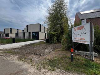 Gelegen op het einde van een doodlopende straat op een erg landelijke locatie, bevindt zich dit mooi stuk bouwgrond voor het bouwen van een half open woning met een perceeloppervlakte van 688m². Het perceel is erg landelijk gelegen aan de rand van Oelegem, dichtbij Schilde en garandeert een vlotte ontsluiting naar het centrum van Oelegem en overige nabije dorpcentra, in-en uitvalswegen, scholen enz. Het perceel is quasi bouwklaar en de omliggende woningen zijn allemaal zeer recent.<br />Karakteristieken: Perceelbreedte vooraan 11m &amp; achteraan 16,63m - Maximum gevelbreedte 8m - Maximum bouwdiepte gelijkvloers 17m - Zone hoofdgebouw minimum 8m uit de rooilijn Contacteer ons kantoor voor de gedetailleerde bouwvoorschriften, plannen enz. Ons kantoor beschikt eveneens over indicatieve meetstaten welke u kunnen informeren over uw eventuele bouwkost. Wg, Gvg, Gmo, Gvkr, Vv - Pscore B.