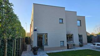 Deze zeer goed onderhouden en volledig vernieuwde eengezinswoning combineert comfort, luxe en privacy op een uitstekende locatie nabij Gent.De woning...