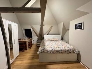 Deze gemeubelde studio beschikt over een inkomhal, badkamer met toilet, lavabo en meubel, douche, keukentje, leef/slaapruimte en mezzanine. De...