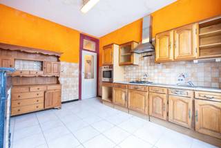 À Forest, à deux pas de la très agréable Place Albert, dans une rue à sens unique calme et appréciée, découvrez cette maison unifamiliale de ±150 m²...