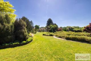 Mooie laagbouwwoning op een prachtig en riant perceel van 2.196m² te Itegem!<br /><br />Bent u op zoek naar een mooie en ruime laagbouwwoning met een fantastische tuin en veel mogelijkheden? Deze verzorgde gelijkvloerse woning is gelegen op de verbindingweg tussen Itegem en Hulshout en bevindt zich op een indrukwekkend perceel van maar liefst 2.196m²!<br /><br />U betreedt de woning via de inkomhal met apart gastentoilet. Vanuit hier krijgt u toegang tot de ruime en lichtrijke leefruimte op parketvloer, voorzien van een gezellige sierhaard die zorgt voor extra sfeer en warmte. Aansluitend bevindt zich de volledig geïnstalleerde keuken, uitgerust met alle nodige comfort. De woning beschikt verder over een badkamer die is voorzien van een bad, douche en dubbele lavabo.<br /><br />Daarnaast zijn er nog 3 slaapkamers aanwezig.<br /><br />Een extra troef is de ruime inpandige garage met aansluitende wasberging, wat zorgt voor extra comfort en voldoende opslagruimte.<br /><br />Ook is er nog een ruime opbergzolder aanwezig (zonder vaste trap). <br /><br />Ten slotte beschikt de woning over een ruime en aangename veranda, waar u het hele jaar door kan genieten van het uitzicht op de fantastisch mooie tuin en de omliggende groene omgeving.<br /><br />Pluspunten:<br />+ Riant perceel van 2.196 m² met fantastische tuin<br />+ Mooie laagbouwwoning<br />+ 3 slaapkamers<br />+ Ruime inpandige garage<br />+ Aangename veranda<br />+ Asbestveilig<br /><br />Hebt u interesse in deze mooie laagbouwwoning in Itegem?<br /><br />Contacteer ons snel via info@debaco.be of bel ons op 014/73.77.77 voor een bezoek ter plaatse!