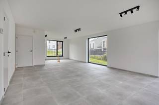 Deze woning situeert zich in een gezellige, residentiele woonwijk op een boogscheut van het centrum van Halle. Station van Halle op minder dan 5 km.<br />Indeling: inkomhal met toilet, woonkamer met open keuken (keuken is nog te voorzien door koper), garage met elektrische poort. Tuin en terras nog aan te leggen door koper.<br />Op de verdieping: nachthal met 2de toilet, 3 slaapkamers (15m², 10m² en 9,50m²), een smaakvol ingerichte badkamer, een 2de douchekamer en een praktische berging met aansluiting voor de wasplaats.<br />Nieuwbouwwoning aan te kopen onder registratie ipv BTW. Buitenkans!<br />Troeven: EPC A, zonnepanelen, ventilatiesysteem D, regenwaterpomp, vloerverwarming op gelijkvloers, lichtarmaturen zijn reeds voorzien.<br />Aarzel niet voor een bezoek en neem contact met Isa op het nr 0477/38 99 74 of op isa@woonkantoor.be