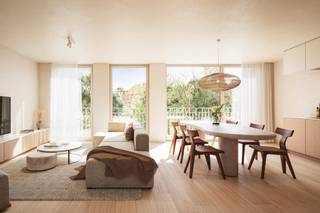 Villa d’Haan is een kleinschalige nieuwbouwresidentie in het hart van de meest charmante badplaats van onze kust, De Haan. Hier woon je vlakbij het centrum met zijn sfeervolle Belle Époque-architectuur, de gezellige winkelstraat en talloze culinaire adressen. Ook de brede stranden, duinen en de statige Concessiewijk bevinden zich op wandelafstand. Dankzij de vlotte verbindingen bereik je Brugge, Oostende of Blankenberge in slechts 20 minuten. Zo combineert Villa d’Haan een rustige woonomgeving met een uitstekende bereikbaarheid.
De residentie telt vijf exclusieve appartementen met bewoonbare oppervlaktes van 68m² tot 149m², telkens voorzien van royale terrassen. Op het gelijkvloers en de eerste verdieping bevinden zich twee appartementen met twee slaapkamers, terwijl de bovenste verdieping een unieke penthouse met drie slaapkamers biedt. Uitzonderlijke troef van dit project is de gemeenschappelijke tuin achter het gebouw waar zich tevens de autostaanplaatsen bevinden.
De appartementen worden afgewerkt met kwalitatieve en duurzame materialen in harmonie met de strengste isolatie- en energienormen. Vloerverwarming via een lucht-water warmtepomp, in combinatie met een doordachte akoestische isolatie en royale raampartijen, creëren een lichtrijke en comfortabele woonervaring in elk seizoen. Villa d’Haan is dan ook ideaal als tweede verblijf, stijlvolle vaste woonst of als investering!
Wens je meer informatie over Villa d’Haan? Contacteer ons via 050 70 81 74 of hello@keyimmo.be.