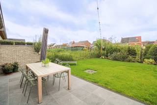 Energiezuinige nieuwbouwwoning in rustige buurt te Ingooigem

Deze sleutel-op-de-deurwoning biedt modern wooncomfort op een rustige, kindvriendelijke locatie in de Lindendries. 
De woning omvat een inpandige garage, inkomhal met toilet en een ruime leefruimte met open keuken en grote raampartij naar de tuin.
Boven bevinden zich drie slaapkamers en een volledig uitgeruste badkamer met inloopdouche, bad, lavabomeubel en hangtoilet. 

Buiten zijn oprit, terras en afsluiting inbegrepen.

De woning is bijzonder energiezuinig dankzij 14 zonnepanelen, vloerverwarming, ventilatiesysteem, en een regenwaterput van 10.000 L, met een E-peil tot maximum 19. 
Mogelijkheid tot plaatsing van warmtepomp. Met mogelijkheid inspraak materialen.

(Foto's modelwoning) 

Afspraak via emiel@immobeguin.be