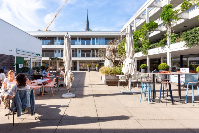 Prachtig handelspand met 2 grote etalages, gratis parking! Toplocatie Patio Donk! - foto 3