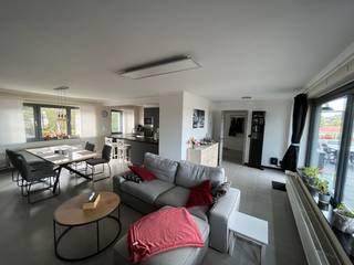 Appartement op 2e verdieping met ruim (100m2) terras en garage. 2 slaapkamers, bureau, badkamer, leefruimte met open keuken. In het centrum van Beerse nabij winkels, scholen en horeca.<br />Verbouwd in 2020, ramen vernieuwd in 2024.<br />EPC C, asbest veilig.