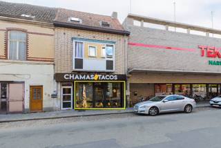 Deze vernieuwde handelsruimte, gelegen in de Bevrijdingslaan 41 in Gent, biedt een oppervlakte van 155 m² en bevindt zich op een goed bereikbare locatie in een levendige stadsomgeving. Het pand werd recent volledig gerenoveerd, waardoor het in een verzorgde en instapklare staat verkeert. Momenteel is de handelsruimte verhuurd aan 1.650 euro per maand, wat zorgt voor een onmiddellijk en stabiel huurrendement voor de toekomstige eigenaar.<br /><br />De opsplitsing tussen het handelspand en de bovenliggende woning is momenteel in uitvoering. Dankzij de combinatie van de recente renovaties, de oppervlakte en de bestaande huurbezetting vormt dit pand een solide en zorgeloze vastgoedopportuniteit in Gent.<br /><br />EPC C: 20231109-0003035445-KNR-1<br /><br /><strong>Voor meer info en/of bezoek bel mij vandaag nog op 0472/50.08.58 - Mohamed</strong>