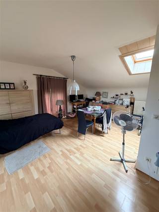 Appartement in Klein-Sinaai, bestaande uit de bovenverdieping van een woning. Leefruimte met onderhoudsvriendelijke laminaatvloer. Ingerichte...