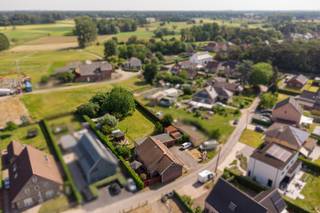 <p>Welkom in deze landelijke open bebouwing te Haacht, gelegen op een ruim perceel van maar liefst 1.720 m². De woning beschikt over 275 m² bewoonbare oppervlakte en is ingedeeld met 4 ruime slaapkamers, een badkamer, een lichtrijke leefruimte en keuken.<br /><br />De grote tuin vormt een absolute troef: een oase van rust, omringd door groen en ideaal voor ontspanning, tuinprojecten of hobby’s. Dankzij de landelijke ligging geniet u van stilte en privacy, terwijl winkels, scholen en openbaar vervoer zich toch binnen bereik bevinden. Bovendien geniet u van een zeer goede bereikbaarheid richting Mechelen, Leuven en Brussel, gezien de makkelijke bus- en treinverbinding.<br /><br />Deze woning is op te frissen, maar biedt eindeloos potentieel om er uw eigen droomproject van te maken. Door de ruime perceeloppervlakte kan het pand ook bekeken worden als bouwgrond, wat extra mogelijkheden biedt voor wie op zoek is naar een nieuwbouw- of investeringsproject. Met de combinatie van ruimte, rust, authenticiteit en bereikbaarheid is dit pand een unieke opportuniteit voor wie droomt van een project op een ruim perceel in een groene omgeving.<br /><br />Enkele kenmerken:<br />- Asbestveilig<br />- Zeer rustig gelegen<br />- Zeer goede bereikbaarheid richting Mechelen, Leuven en Brussel<br />- Renovatieplicht van toepassing<br /><br />Graag meer info of een bezoek ingepland? Contacteer ons via 0492 83 88 19 of jarno@groepvanhaute.be</p>
