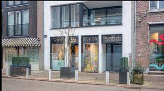 Te koop: instapklaar handelspand op toplocatie in DeinzeOntdek dit uitstekend gelegen handelspand van 84 m² in de levendige Tolpoortstraat. Dankzij...