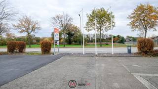 Bent u op zoek naar een polyvalente bedrijfsruimte te huur in een strategische buurt? Deze ruime showroom met magazijn biedt een...