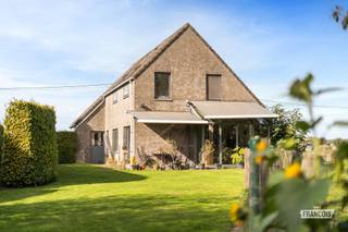 Op een vlot bereikbare ligging aan de Burchtstraat in Maldegem bevindt zich deze solide open bebouwing. De combinatie van een bewoonbare oppervlakte van 211 m², drie slaapkamers en een veelzijdige buitenruimte maakt dit een complete woning voor wie comfortabel wil wonen. U bent hier bovendien in een mum van tijd op de grote baan, alsook in het centrum van Maldegem.<br /><br />Op het gelijkvloers vormt de leefruimte het centrale hart van de woning. De living en eetruimte sluiten mooi op elkaar aan en staan in directe verbinding met de keuken. Deze indeling creëert een aangename leefomgeving waarin koken, tafelen en ontspannen moeiteloos in elkaar overvloeien. Verder beschikt de benedenverdieping over een praktische inpandige garage, een berging en een handige bureauruimte.<br /><br />Op de eerste verdieping beschikt de woning over drie slaapkamers en een badkamer. Daarnaast is er ook nog een ruime zolder hierboven aanwezig die extra mogelijkheden of stockageruimte biedt.<br /><br />Ook buiten is het aangenaam vertoeven. De tuin is een fijne aanvulling op de leefruimtes en is voorzien van een automatisch bewateringssysteem, een handig tuinhuis en een serre. Aan de zijkant van de woning bevindt zich bovendien een carport.<br /><br />Op technisch vlak is een belangrijk aandachtspunt reeds volledig in orde: de woning beschikt over een asbestveilig attest. Er is ook geen renovatieplicht Dit biedt u de perfecte kans om de woning, die momenteel op te frissen is, op eigen tempo verder te moderniseren en naar uw hand te zetten.<br /><br />Een complete gezinswoning met potentieel waar ruimte en een uitstekende bereikbaarheid mooi samenkomen. Neem voor meer informatie of een bezichtiging contact op met Sichon Huysser van Immo Francois Meetjesland.<br /><br />