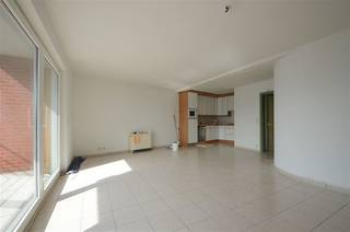 Res. Atlantic: Praktisch ingedeeld appartement gelegen op de Tijdokstraat in Zeebrugge, met prachtig zicht op de jachthaven.<br />Dit appartement biedt u een ruime living met aanpalend zonneterras, open keuken, berging, gastentoilet, badkamer met ligbad, 2 slaapkamers en een ruim terras achteraan het appartement. Algemene fietsenstalling. Syndickosten incl. Een aanrader!<br />Beschikbaarheid in overleg<br />Ref. OGA540