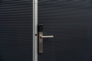 Deze loodsen zijn uiterst centraal gelegen op 3 minuten rijden van de E403 en beschikken over: - Bruikbare oppervlaktes tussen 117 m2 - Steeldeck...