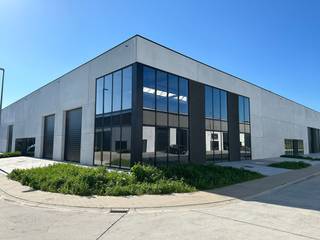 Nieuwbouw KMO-unit bestaande uit 288 m² opslagruimte met 94 m² mezzanine op een perceel van 486 m² te koop. De unit maakt deel uit van de...