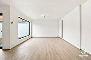<p>Centraal gelegen in de winkelstraat van Diksmuide, met alle voorzieningen (winkels, horeca, scholen, openbaar vervoer) op wandelafstand, vindt u dit volledig gerenoveerde appartement (renovatie 2026). Het is gelegen op het gelijkvloers en helemaal instapklaar, met al het nodige wooncomfort aanwezig. Dankzij de doordachte en kwalitatieve afwerking hoeft u hier geen werken meer uit te voeren.<br />Het appartement omvat een ruime living die overloopt in een open, praktisch ingerichte keuken – ideaal voor wie graag kookt en ontvangt. Er zijn 2 ruime slaapkamers en een praktisch ingerichte badkamer, aangevuld met een apart toilet. Extra troef zijn de 2 gezellige koertjes, perfect om buiten te zitten en te genieten van een zonnig moment.<br />Een bijkomende troef zijn de heel lage gemeenschappelijke lasten.<br />Bij het appartement hoort tevens een garage, ideaal voor wagen of extra opbergruimte.<br />EPC: label C – 265 kWh/(m² jaar)<br />Appartement: €230.000<br />Garage: €25.000<br />Interesse of een bezoek inplannen? Neem gerust contact op.<br /> </p>