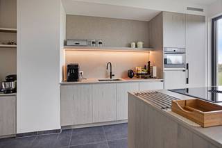 Indeling als volgt:<br />Gelijkvloers:<br />- Inkomhal met vestiairekast<br />- Apart toilet<br />- Gezellige living met open keuken<br />- Privéterras, ideaal om te ontspannen<br />- Trap naar de eerste verdieping<br /><br />Eerste Verdieping:<br />- Overloop<br />- Praktische berging<br />- Moderne badkamer met fijne inloopdouche<br />- Ruime masterbedroom met ensuite dressing<br />- 2 Slaapkamers<br />- Berging/technische ruimte met aansluiting voor wasmachine en droogkast. <br /><br />Ondergrondse Verdieping:<br />- Ondergrondse parking met lifttoegang<br />- Dubbele autostaanplaats voor twee wagens<br />- Fietsenstalling<br />- Bergruimte met toegangsdeur<br /><br />Diversen:<br />- Parlofoon- en video-installatie met deuropening en belsysteem<br />- Gemeenschappelijke tuin voor mede-eigenaars<br />- Lucht-water warmtepomp,<br />- Ventilatiesysteem D <br />- Vloerverwarming. <br />- 8 zonnepanelen<br /><br />Waarom kiezen voor deze woning?<br />Met zijn moderne voorzieningen, uitstekende energieprestaties en kwalitatieve afwerking biedt deze woning een perfecte combinatie van comfort en duurzaamheid. De ligging in Brecht maakt het bovendien ideaal voor wie een rustige en praktische woonomgeving zoekt.<br /><br />(ver-)Kopen of (ver-)huren in Brecht, Malle, Hoogstraten of Wuustwezel?<br />Met vragen kan u altijd bij ons terecht! <br />Dewaele Vastgoed Wuustwezel