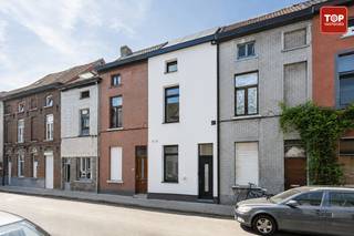 Deze ideale starterswoning woning bevindt zich op een uitstekende locatie, vlak bij het het historische centrum van Gent. Dankzij de centrale ligging zijn winkels, scholen, horecazaken en andere voorzieningen steeds binnen handbereik. De woning werd totaal gerenoveerd, is instapklaar en geschikt voor maximum 2 personen. <br /><br />Je komt binnen in de inkomhal en gaat vervolgens naar de keuken/leefruimte. Verder op het gelijkvloers is er de stijlvolle badkamer met ligbad, inloopdouche, dubbel lavabomeubel en toilet. In de badkamer is er aansluiting voor een wasmachine en droogkast. Apart toilet onder de trap. <br /><br />De eerste verdieping beschikt over een grote slaapkamer met op maat gemaakte inbouwkasten. Op de tweede verdieping bevindt zich een tweede ruime slaapkamer, waar het hoge plafond zorgt voor een extra ruimtelijk gevoel en een aangename lichtinval.<br /><br />Woning voorzien van vloerverwarming en zonnepanelen. <br /><br />Contacteer Top Vastgoed voor een bezoek op 0475 700 700.